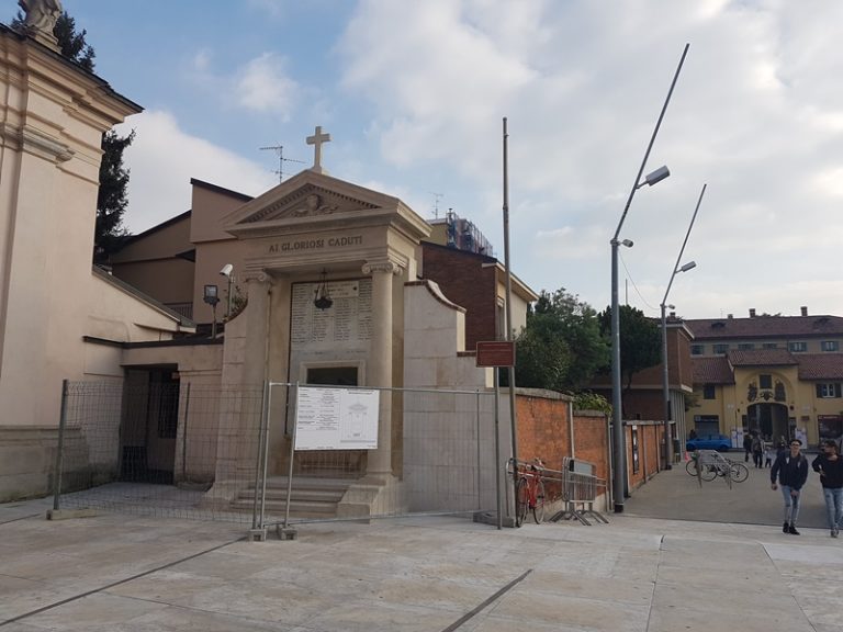Via il velo dal Monumento ai Caduti: piazza Gramsci ritrova il suo altare