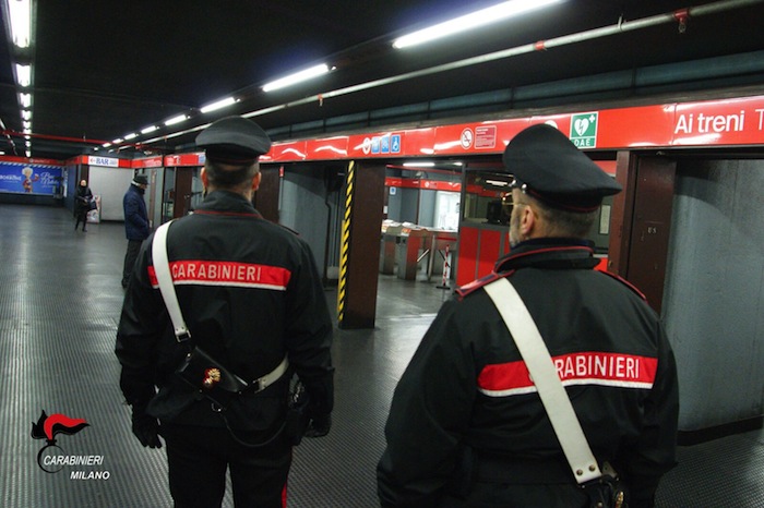 Caccia ai venditori abusivi, straniero fermato dai carabinieri nel metrò di Sesto