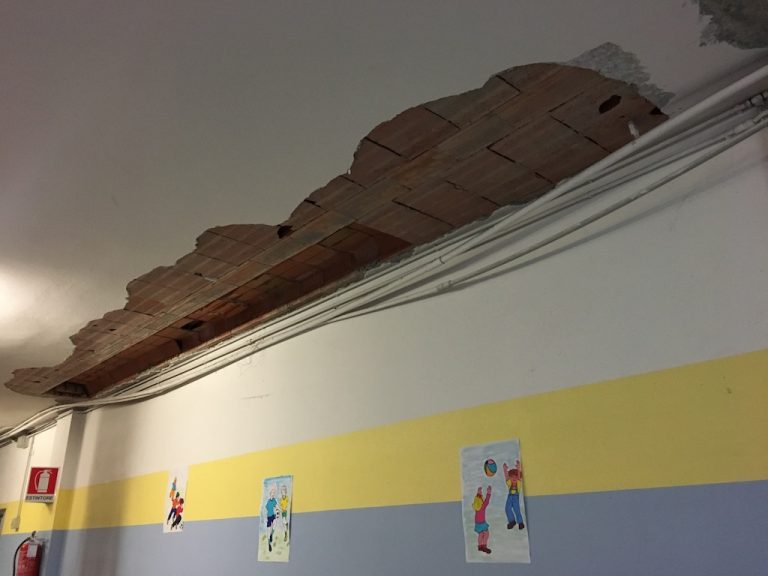Muri scrostati, mattoni a vista: “Situazione indegna alla scuola Garibaldi”