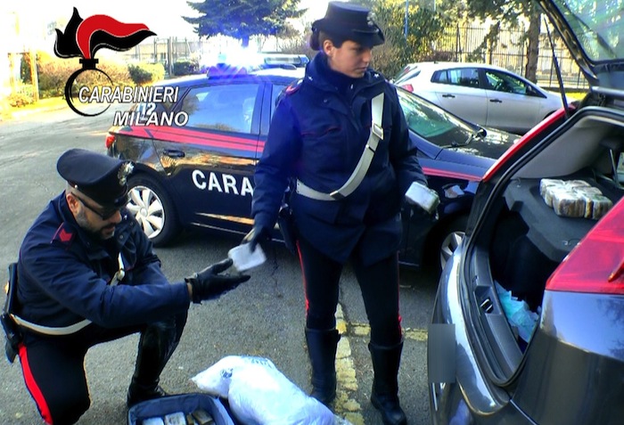 Droga nascosta sotto i sedili dell’auto usata come casa: 3 arresti a Cinisello