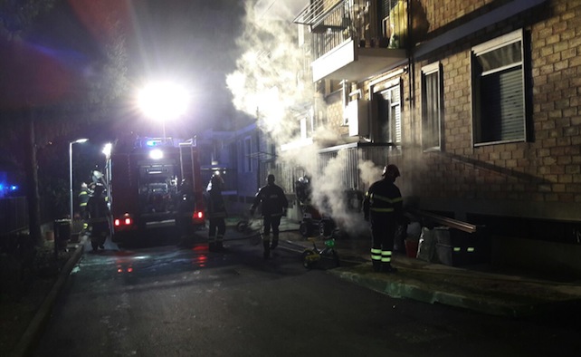 Incendio in via Catania a Sesto San Giovanni. Famiglie evacuate nella notte