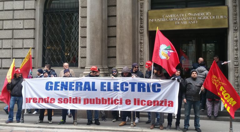 General Electric, lavoratori in manifestazione alla Camera di Commercio di Milano