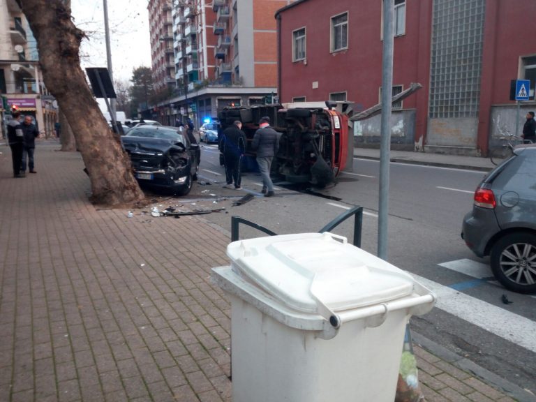 Incidente a Cinisello: un camion ribaltato in via Beato Carino