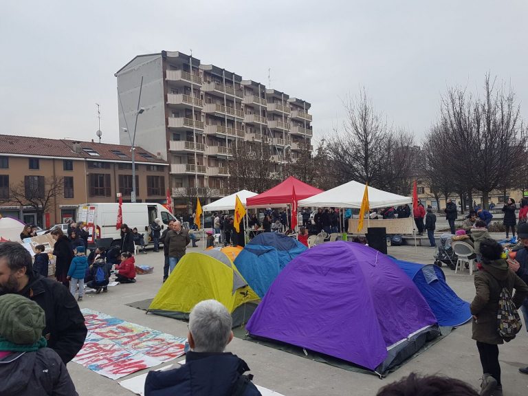 Movimento Casa, tende in piazza Gramsci: “Senza casa non ci stiamo”
