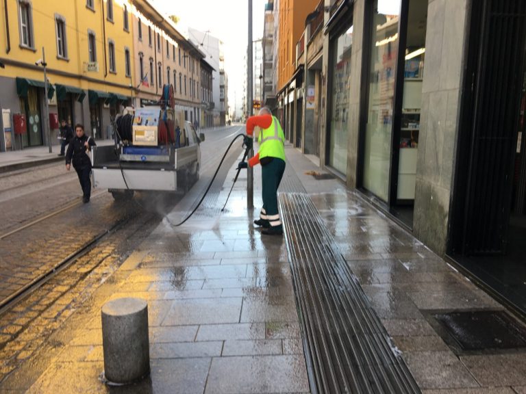 Pulizia dei marciapiedi con le lance: nuovo servizio di Nord Milano Ambiente per rimuovere le deiezioni canine