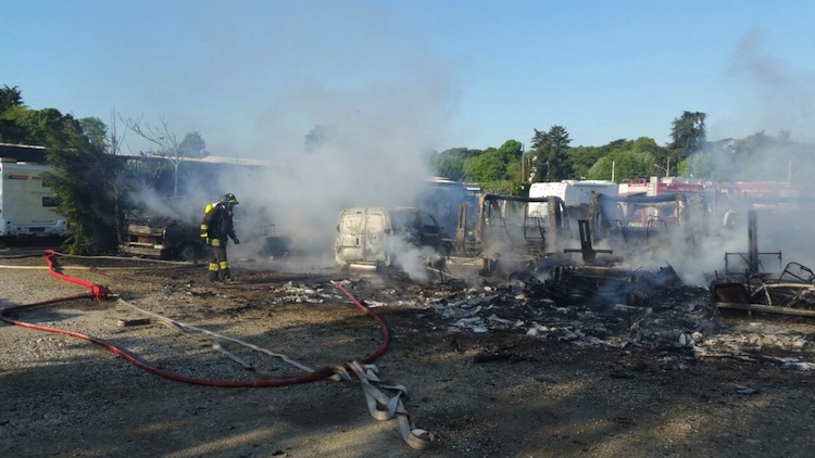 Incendio a Cinisello, distrutti quasi 40 tra camper e auto (gallery)