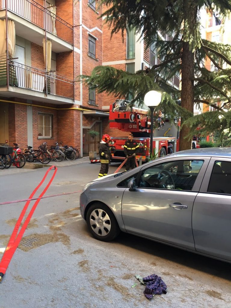 Incendio a Cinisello: fiamme su un balcone in via Libertà