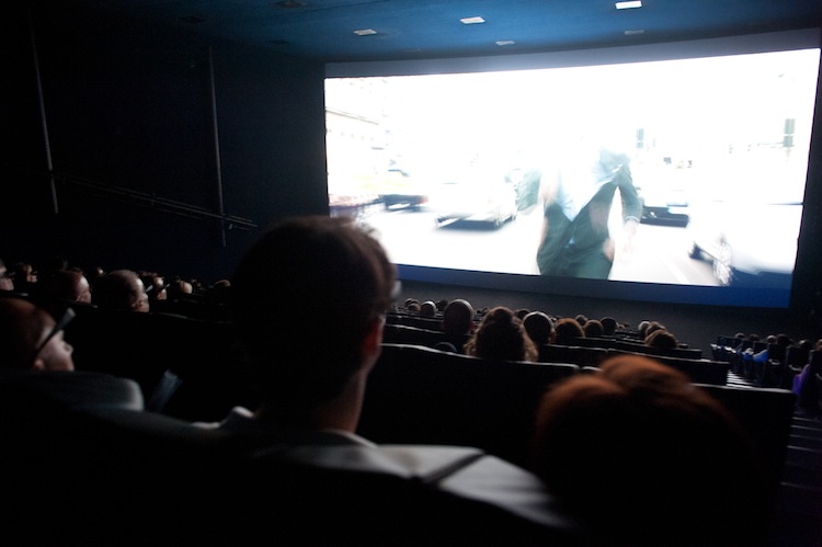 Sesto, al cinema senza pagare, sorpresa banda di adolescenti