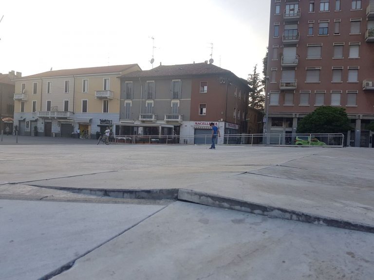 Piazza Gramsci, lastre sollevate: pericolo e polemiche