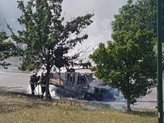 Incendio vicino al Vulcano: a fuoco un furgone in strada