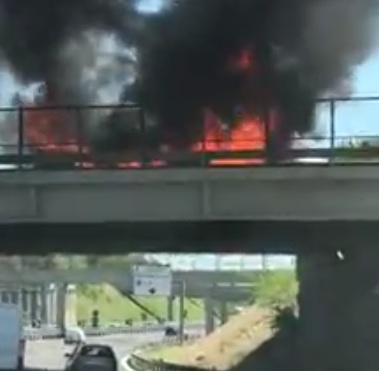 Incendio a Cologno sulla Tangenziale Est: quattro mezzi distrutti, nessun ferito