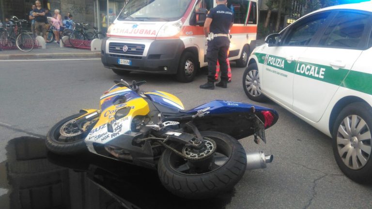 Sesto, incidente al Rondò: motociclista tampona una anziana in bicicletta