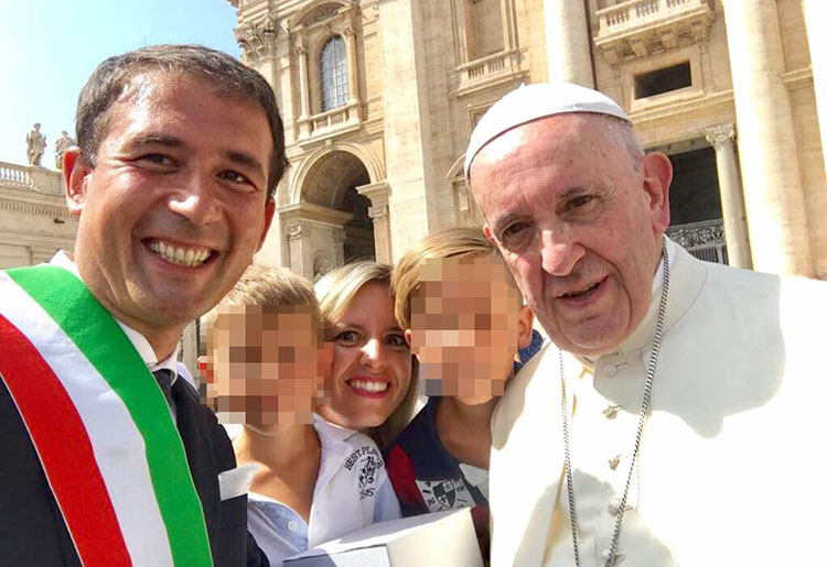 Di Stefano incontra papa Francesco. “Grandissima emozione”. E piovono critiche