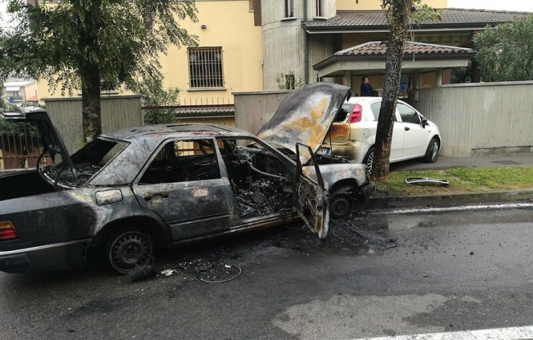 Cologno, rapina in Posta con incendio di auto