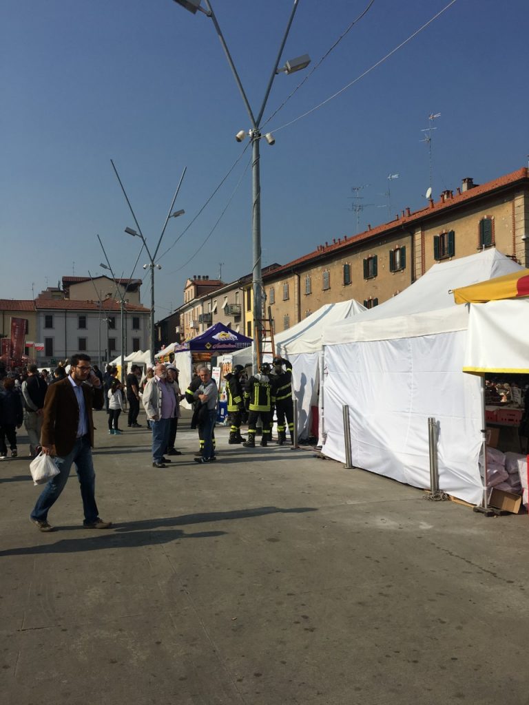 Cinisello, corto circuito in piazza Gramsci, arrivano i pompieri. “Poca sicurezza”