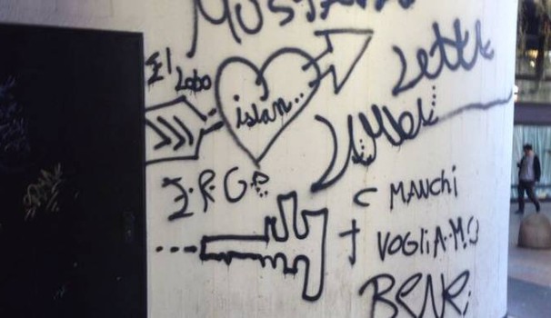 Sesto, scritte in arabo e un mitra su un muro in zona Rondò
