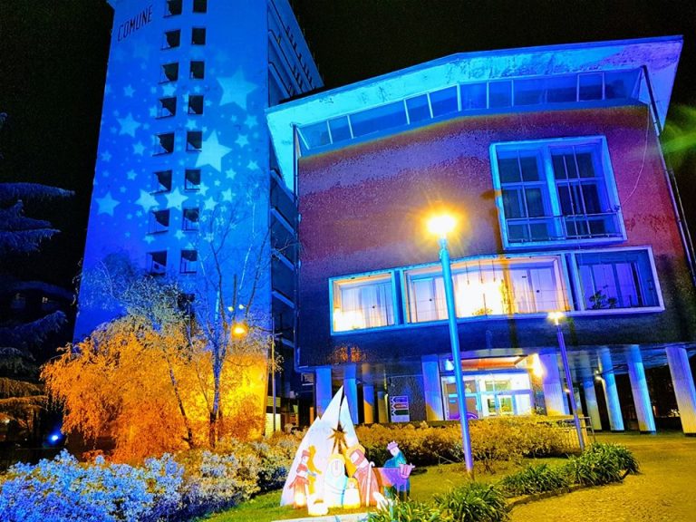 Il Municipio di Sesto si colora di azzurro per Natale. Polemiche sotto l’albero