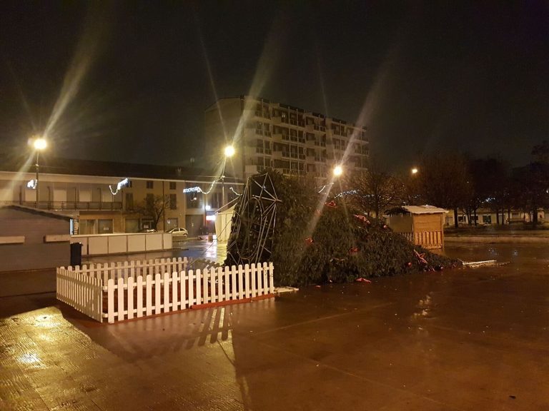 Vento forte sul Nordmilano: rami rotti, ribaltato l’albero di Natale di Cinisello
