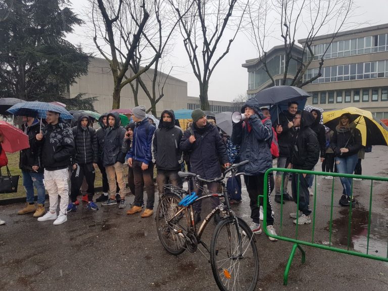Studenti in rivolta al Parco Nord: “La scuola cade a pezzi”