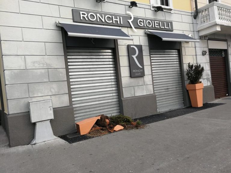 Cinisello, vandali distruggono i vasi della gioielleria Ronchi. Allarme degrado in piazza Gramsci (VIDEO)