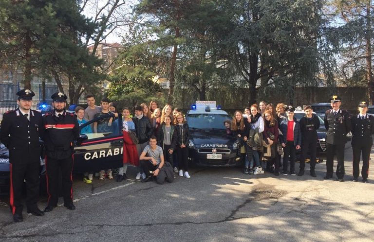 Studenti in visita alla caserma dei carabinieri di Sesto