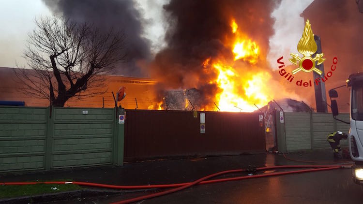 Incendio alla cartiera di Cologno,12 famiglie evacuate VIDEO e GALLERY