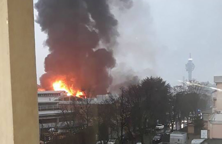ULTIM’ORA Vasto incendio alla cartiera di Cologno, fiamme alte decine di metri