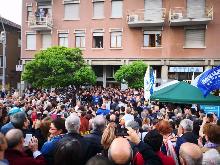 Cinisello, pienone in piazza per Salvini: “Appuntamento storico per cancellare la sinistra”