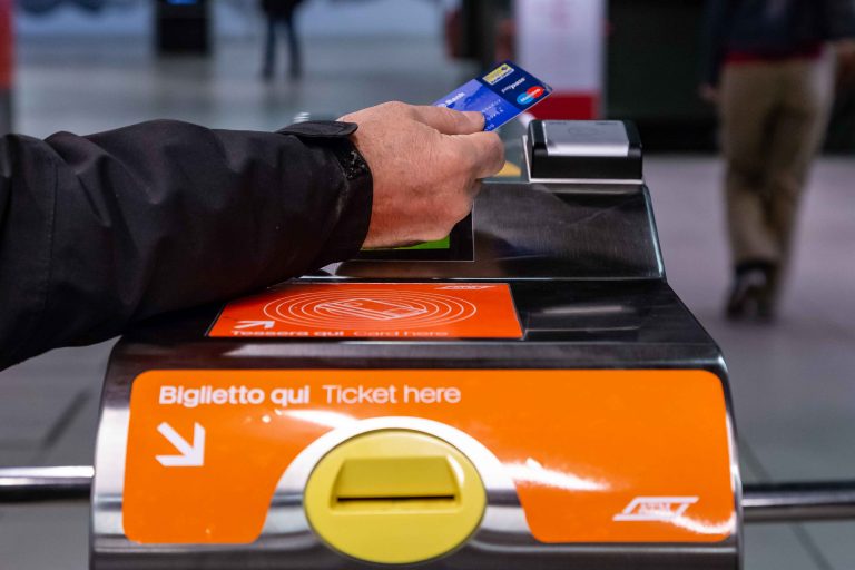 Milano e Nordmilano: in metro senza biglietto ma con la carta di credito contactless
