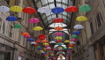 Cinisello, piovono polemiche per gli ombrelli colorati