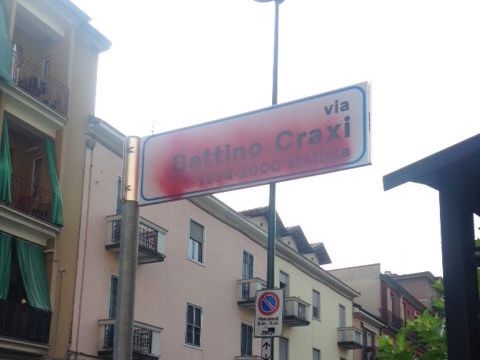 Sesto, nuovo atto vandalico alla targa intitolata a Bettino Craxi