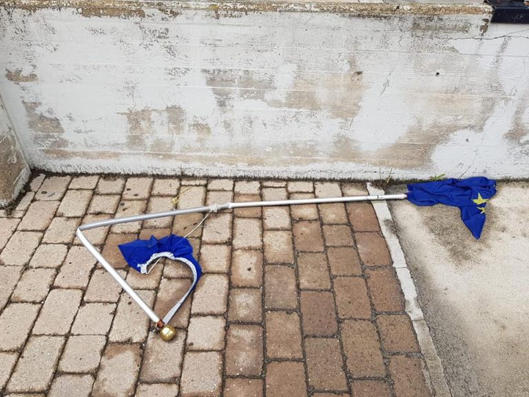 Bresso, atti vandalici alla scuola Enrico Romani: rovinate le bandiere