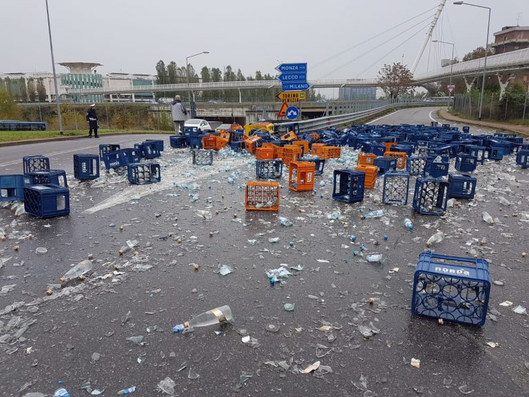 Camion perde il carico a Cinisello: centinaia di bottiglie d’acqua rotte