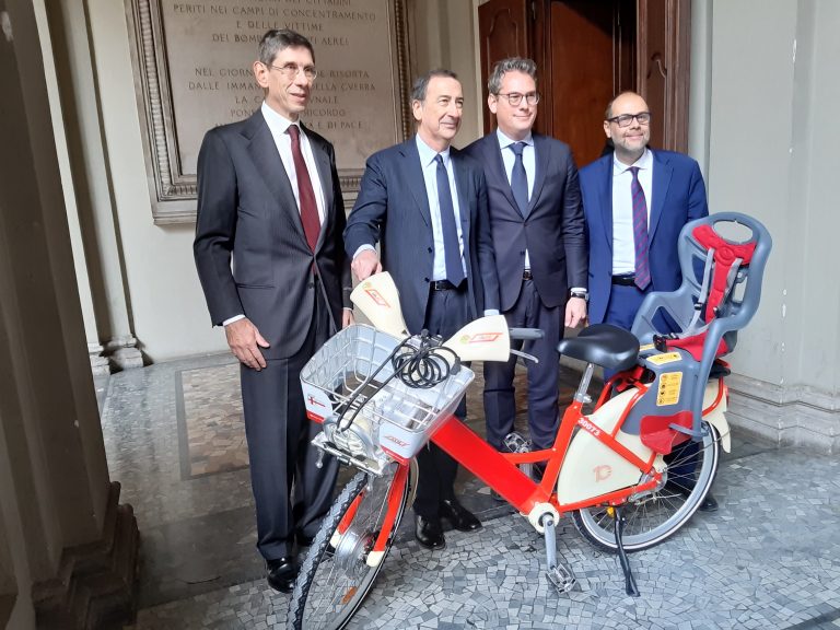 BikeMi compie 10 anni: promozioni e nuove ebike con seggiolino a Milano