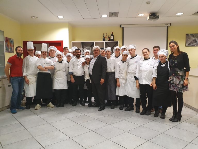 Cinisello Balsamo, “Nuovi Talenti in cucina”. Sfida tra gli allievi dell’istituto Mazzini e quelli di In-Presa di Carate