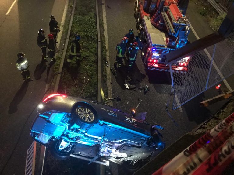 Cormano, auto precipita dal ponte e atterra sulla Milano-Meda. Tre feriti e traffico bloccato