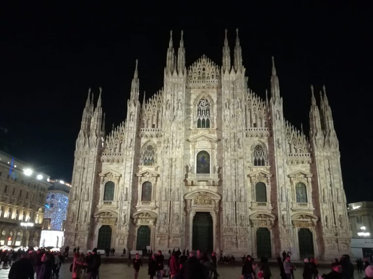 Il Capodanno nel milanese, dal concertone in piazza Duomo al “cinemino”