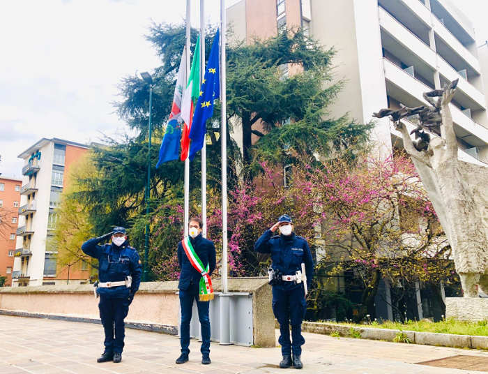 Nord Milano, bandiere a mezz’asta per ricordare le vittime del Covid 19