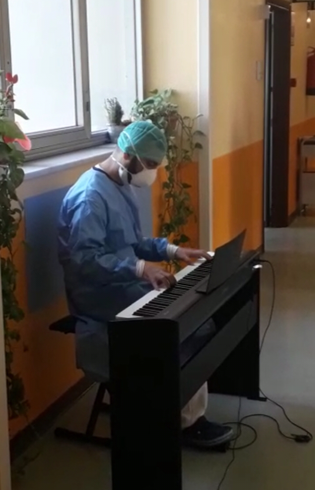 Cinisello Balsamo, Bassini: l’infermiere suona a fine turno per i suoi pazienti (GUARDA IL VIDEO)