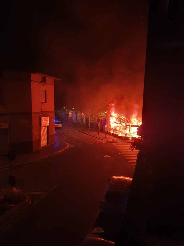 Sesto San Giovanni: incendio nel centro storico, distrutto il gazebo del locale Why Not