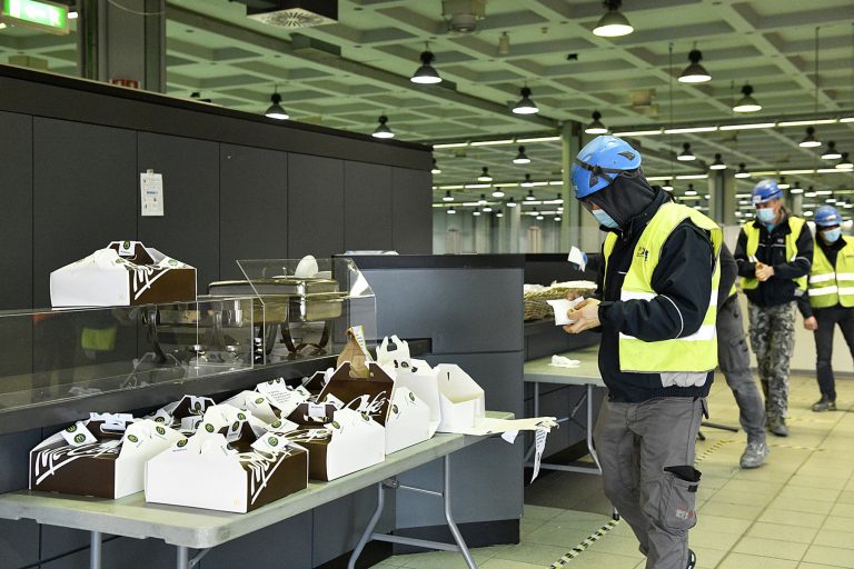 McDonald’s distribuisce colazioni al personale impiegato per la costruzione dell’ospedale di Fiera Milano