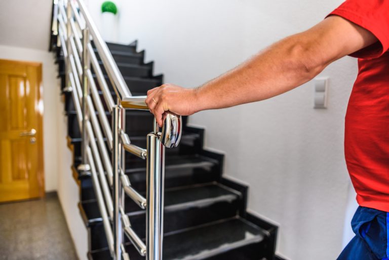 Il corrimano delle scale: materiali e misure per il montaggio semplice