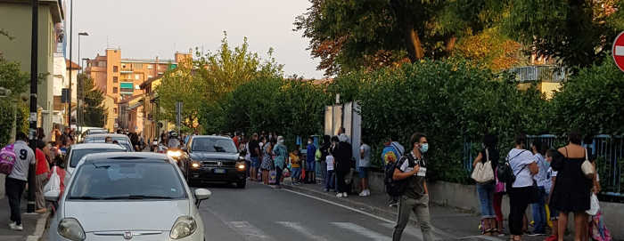 Cinisello Balsamo, assembramenti fuori dalle scuole e proteste dei genitori: “Le mascherine promesse dal ministro non sono arrivate”
