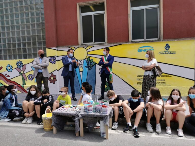 Cinisello Balsamo, gli studenti realizzano il primo murale “mangia smog”. Successo del concorso lanciato da Engie e Comune