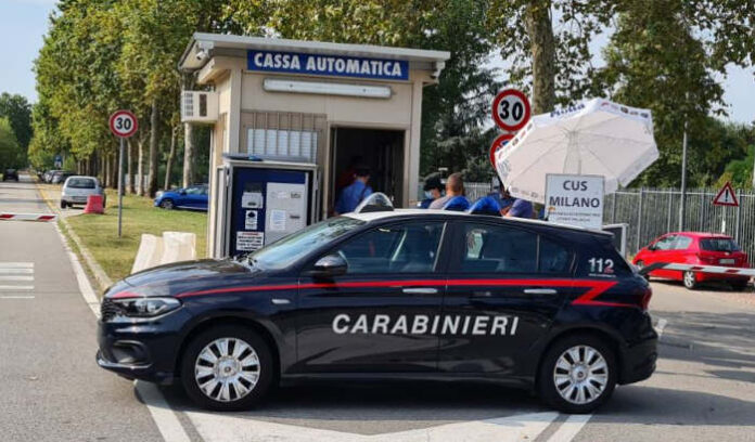 I controlli dei Carabinieri presso la zona parcheggi dell'Idroscalo a Milano