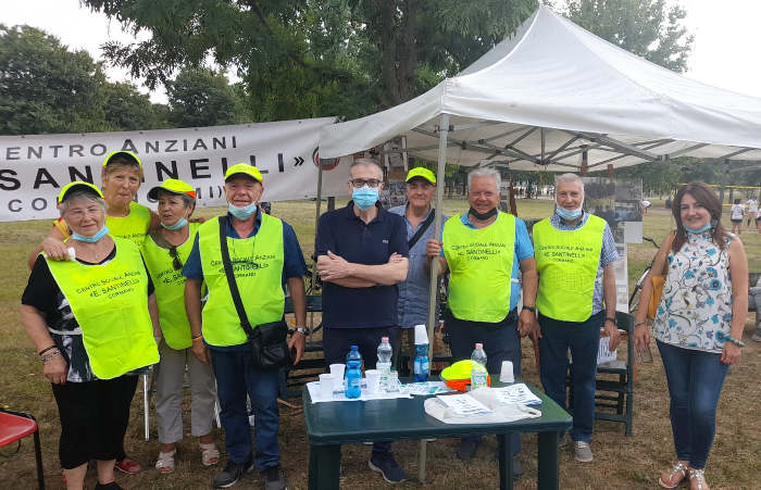 Il sindaco Luigi Magistro insieme a un gruppo di volontari 