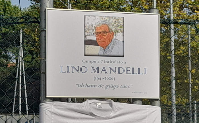 La targa ricorda la figura di Lino Mandelli