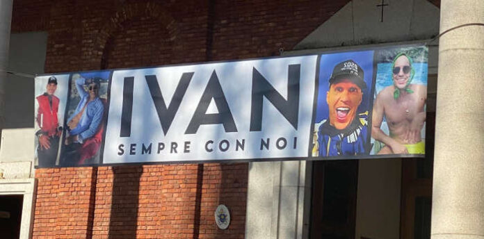 Lo striscione preparato dagli amici di Ivan Armici