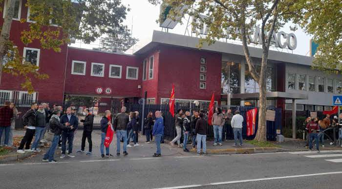 Cinisello Balsamo, presidio e sciopero dei lavoratori Italfarmaco in via dei Lavoratori