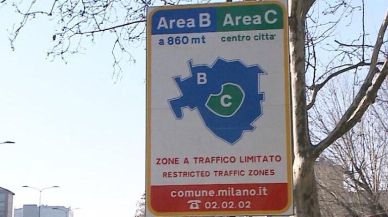 Milano, i partiti di centro destra in piazza contro Area B